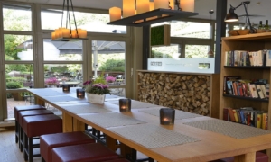 55_4_Landhotel_Schnuck_1019_021_2530510cbd Langer Holztisch mit Hockern, Bücherregal und Fensterblick
