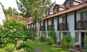 Aussenansicht_Terrassen Außenansicht des Hotels mit begrünten Terrassen und Garten