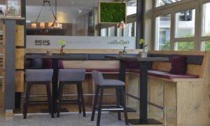 Gemütliche Theken-Sitzplätze mit Blick nach draußen