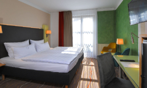 DZ-Slider_Landhotel-Schnuck-0619-028_f9677b89ff Doppelbett mit Leselampen und Fenster im Hotelzimmer