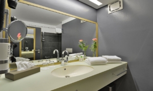 Doppelzimmer_Komfort_Plus_3_3268ebee33 Waschbecken mit großem Spiegel, Fön und Kosmetikspiegel