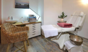 Behandlungsraum mit Kosmetikliege und Waschplatz