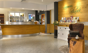 Landhotel-Schnuck-1118-025_aa1ca54823 Offener Empfangsbereich mit Theke und Sitzecke