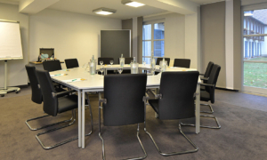 Besprechungsraum mit Flipchart und Fenster