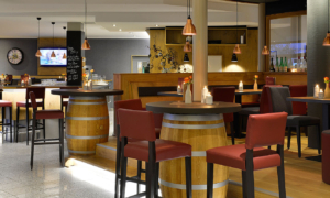 Loungebereich mit Bar und Sitzgruppen.