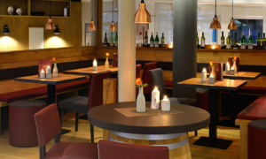 Gemütliche Bar mit Sitznischen und Theke