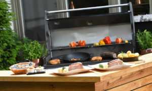 Grill mit verschiedenen Fleisch- und Gemüsespießen