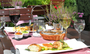 Hauptgericht mit Beilagen auf gedecktem Gartentisch