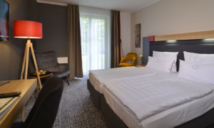 Landhotel-Schnuck-DZ-Komfort_0523_054 Doppelbett und Schreibtisch im modernen Hotelzimmer