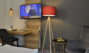 Landhotel-Schnuck-DZ-Komfort_0523_073 Sessel mit Stehlampe und Schreibtisch im Zimmer