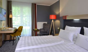 Landhotel-Schnuck-DZ-Komfort_0523_082 Modernes Zimmer mit Bett, Schreibtisch und Sessel