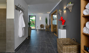 Flur mit Handtuchregalen, Bademänteln und Deko