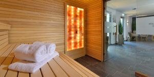 Sauna mit Liegeflächen, Handtüchern und Holzwand