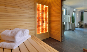 Sauna mit Liegeflächen, Handtüchern und Holzwand