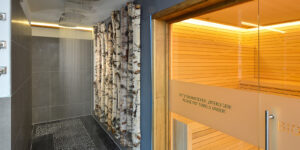 Duschbereich mit Steinwand im Wellnessbereich