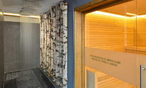 Duschbereich mit Steinwand im Wellnessbereich