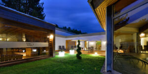 Außenansicht des Wellnessbereichs am Abend mit Beleuchtung