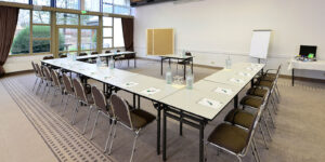 Landhotel-Schnuck-Tagung-1216_001_4b51d51676 Seminarraum mit U-Bestuhlung, Tageslicht und Flipchart