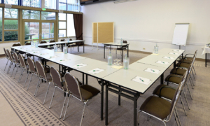 Landhotel-Schnuck-Tagung-1216_001_4b51d51676 Seminarraum mit U-Bestuhlung, Tageslicht und Flipchart