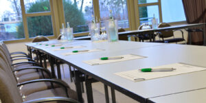 Landhotel-Schnuck-Tagung-1216_009_c54c739c59 Seminarraum mit gedecktem Tisch und Blick nach draußen
