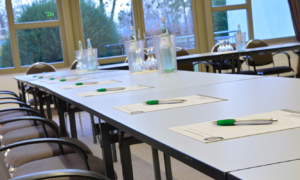 Seminarraum mit gedecktem Tisch und Blick nach draußen