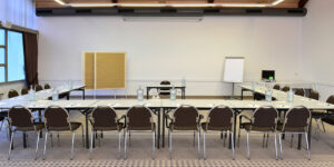 Landhotel-Schnuck-Tagung-1216_011_c6f195089a U-förmig bestuhlter Raum mit Leinwand und Whiteboard