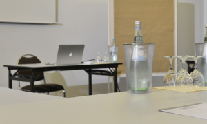 Wasser und Gläser auf Konferenztisch bereitgestellt