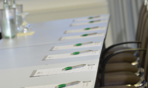 Konferenztisch mit Blöcken und Stiften vorbereitet