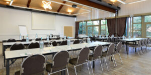 Landhotel-Schnuck-Tagung-1216_171_fecf5ec317 Großer Seminarraum mit Stuhlreihen und Leinwand