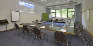 Landhotel-Schnuck-Tagung_0523_093_2b3b8959dc Seminarraum mit U-Bestuhlung, Leinwand und Tageslicht