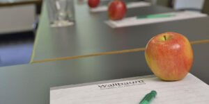 Landhotel-Schnuck-Tagung_0523_102_2dcc812344 Apfel auf Tisch mit Tagungsunterlagen und Stift