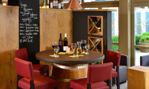 Runder Tisch mit Wein und Gläsern im gemütlichen Restaurant