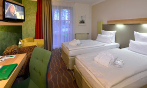 Landhotel-Schnuck-Zimmer-1216_082_b7e4723906 Zimmer mit zwei Einzelbetten, Schreibtisch, individuellen Sesseln und Fernseher