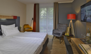 Landhotel-Schnuck_0523_037 Hotelzimmer mit Doppelbett, Schreibtisch und Sessel
