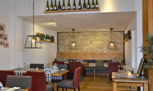 Restaurantbereich mit karierten Servietten und Weindekoration