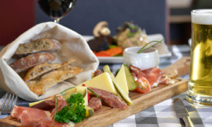 Brotzeitplatte mit Käse, Wurst und Bierglas