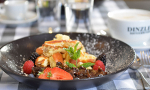 Kaiserschmarrn mit Beeren, Sahne und Puderzucker