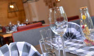 Gedeckter Tisch mit karierten Servietten und Deko im Restaurant