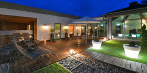 Tagungsbereich bei Nacht mit Beleuchtung und Terrasse