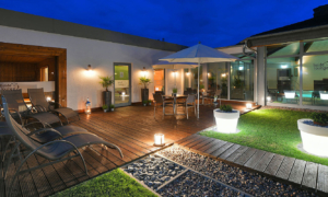 Tagungsbereich bei Nacht mit Beleuchtung und Terrasse