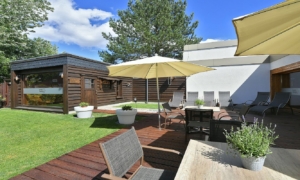 Wellness_Landhotel-Schnuck-0619-182_86d2d92c17 Sonnige Terrasse mit Sitzplätzen, Sonnenschirmen und Holzboden