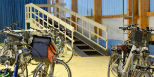 Fahrradabstellplatz in einer überdachten Hotelhalle