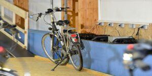 Sichere Fahrradrampe mit abgestellten E-Bikes und Licht