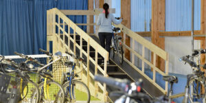 Rampe zur Fahrradgarage mit mehreren abgestellten Rädern