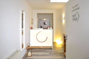 Empfangsbereich der Wellness- und Kosmetik-Lounge
