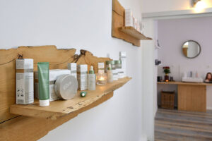 Kosmetikprodukte dekorativ auf Holzbrettern ausgestellt