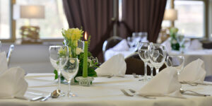 Landhotel-Schnuck-Bankett-0318-021_262f4a0308 Festlich gedeckter Tisch mit Menükarte und Getränken