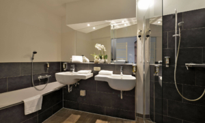 Landhotel_Schnuck-Heideland-Suite-0822_28 Modernes Bad mit Doppelwaschbecken und Dusche
