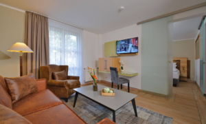 Landhotel_Schnuck-Heideland-Suite-0822_37 Sitzbereich mit Schreibtisch, Äpfeln und Lavendel