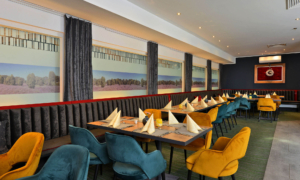 Helles Restaurant mit Fensterfront und langer Bank